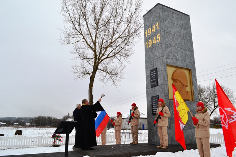 Благочинный принял участие в открытии обновленной братской могилы