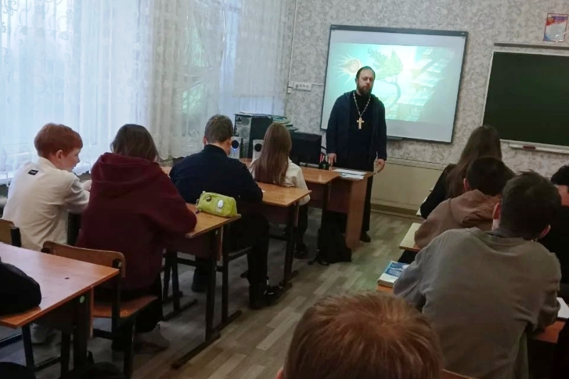 Священник провел профилактическую беседу со старшеклассниками Воронцовской СОШ Павловского района