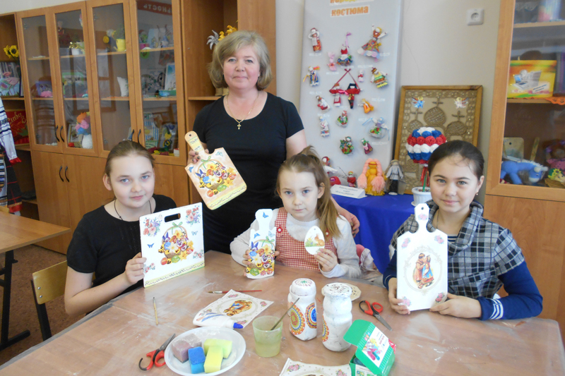 Школьники изготовили сувенирные пасхальные яица