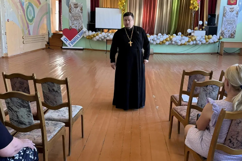 Благочинный Калачеевского церковного округа рассказал родителям о модуле «Основы православной культуры» на родительском собрании в гимназии № 1