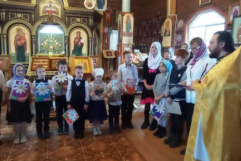 В Михайло-Архангельском храме села Воробьевка воспитанники воскресной школы поздравили прихожан с Днем матери