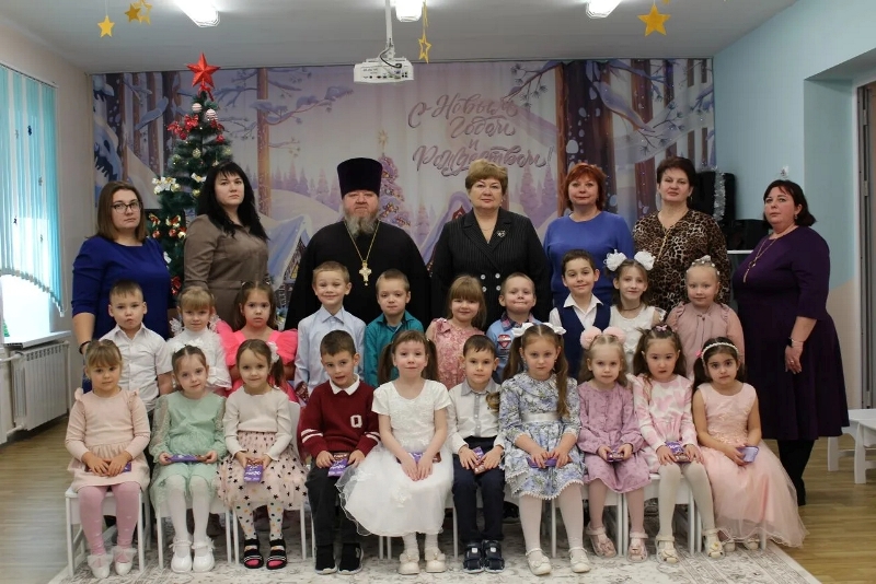 В святочные дни Рождества священник побывал в детском саду села Верхнего Мамона