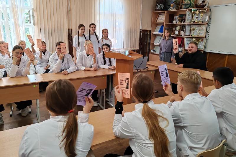 Руководитель молодёжного отдела Россошанской епархии провел дискуссию «Трезвость – это свобода» в Острогожском медицинском техникуме
