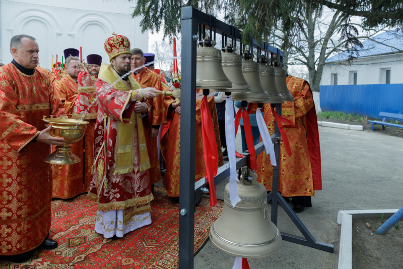 В понедельник Светлой седмицы епископ Дионисий совершил Литургию в храме Покрова Пресвятой Богородицы города Павловска