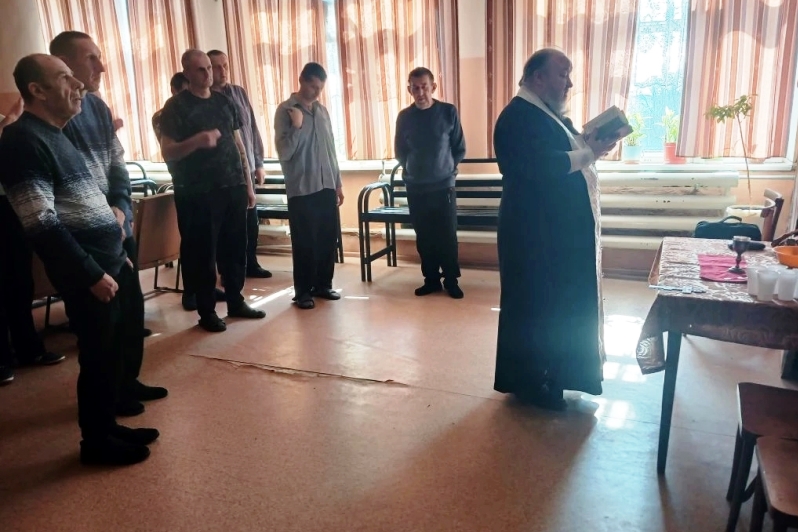 Священник посетил реабилитационный центр в селе Верхний Мамон