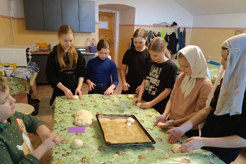 В воскресной школе при храме Архистратига Божия Михаила города Острогожска прошел мастер-класс по выпечке «жаворонков»