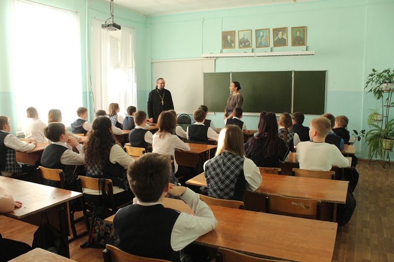 Благочинный провел урок в школе №6 города Острогожска