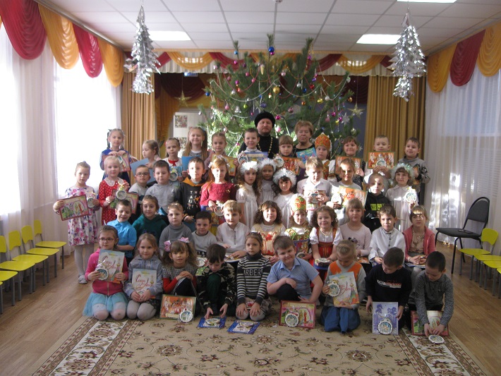 В Богучарском детском садике «Родничок» прошел рождественский утренник