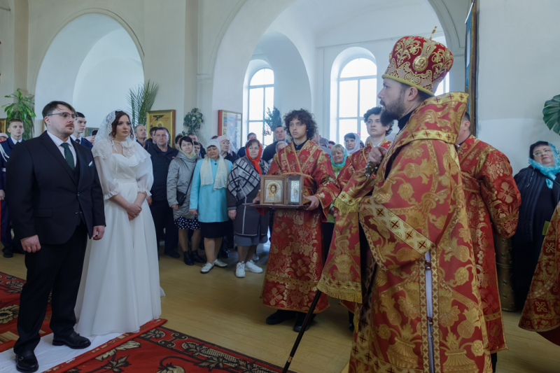 Епископ Россошанский и Острогожский Дионисий совершил венчальную Литургию в храме святителя Митрофана, первого епископа Воронежского, села Верхний Мамон