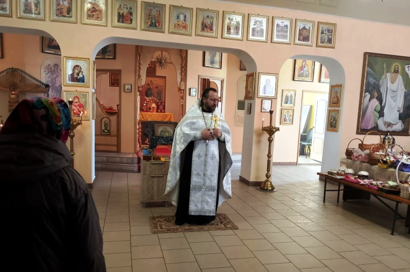 В Березовском и Солонецком сельских поселениях Воробьевского района священник совершил освящение Пасхальной трапезы