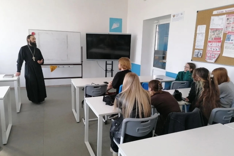 Руководитель миссионерского отдела Россошанской епархии посетил педагогический колледж города Россошь