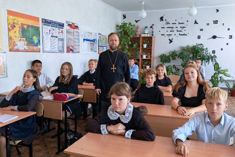 Христианские ценности и современные вызовы: в Воронцовской СОШ Павловского района состоялась встреча со священником
