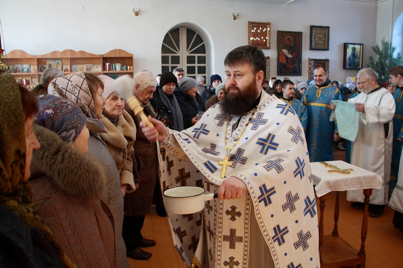 В Казанском храме поселка Каменка состоялись Великая вечерня и чин освящения воды