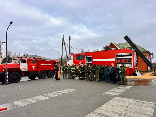 Клирик Россошанского благочиния освятил пожарную технику в пожарно-спасательной части № 76 с. Новая Калитва