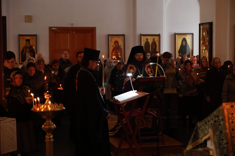 В четверг первой седмицы Великого поста Преосвященнейший епископ Дионисий совершил повечерие с чтением Великого канона прп. Андрея Критского в Тихоновском соборном храме г. Острогожска
