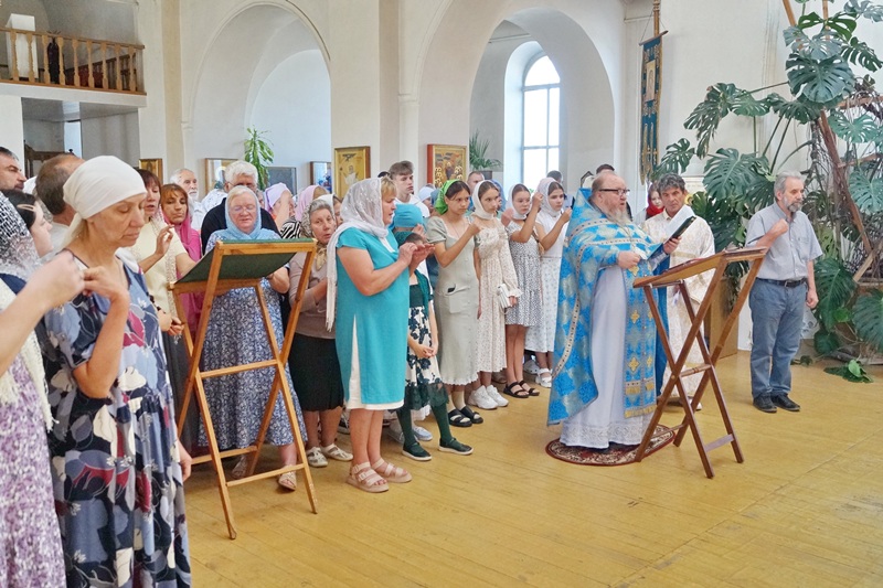 В Верхнемамонском районе Богучарского благочиния совершили молебны на начало нового учебного года и подвели итоги благотворительной акции «Собери ребенка в школу»