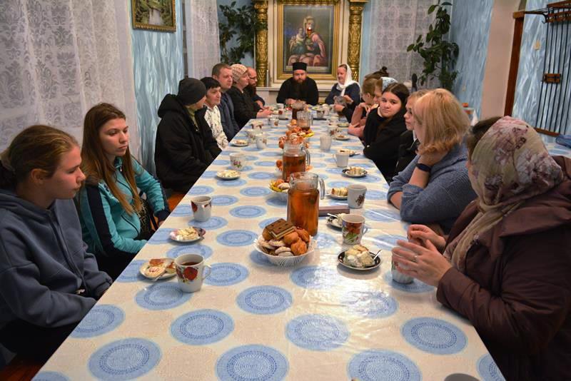 К 85‑летию блокады Ленинграда: молодежь «Круг радости» посмотрела фильм «Красавица» в трапезной Казанского храма