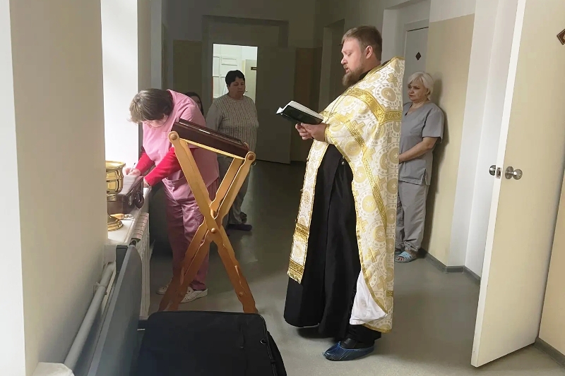 Помощник благочинного Острогожского церковного округа совершил молебен в роддоме города Острогожска
