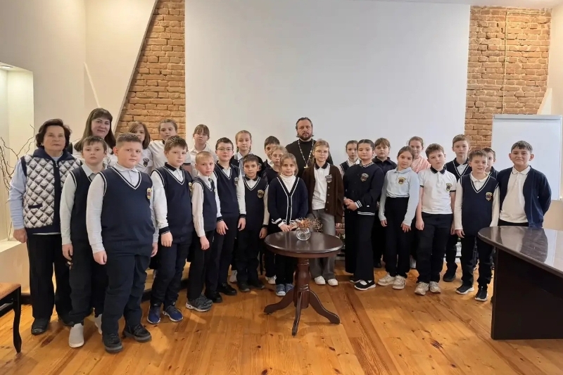 Настоятель храма Архистратига Божия Михаила села Воробьевка провел познавательную беседу с учащимися местной школы