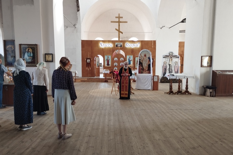 В День Победы в храме Преображения Господня села Заброды совершили благодарственный молебен и панихиду