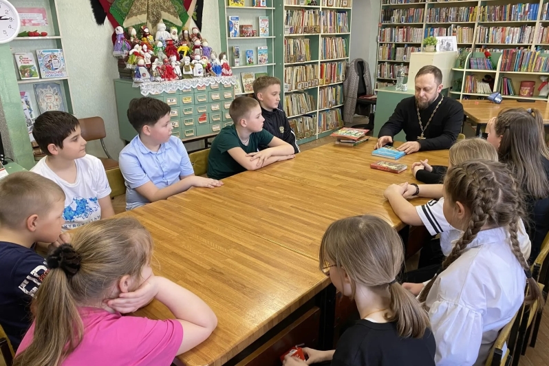В селе Воронцовка священнослужитель провел ряд просветительских мероприятий, посвященных традициям православной книжности