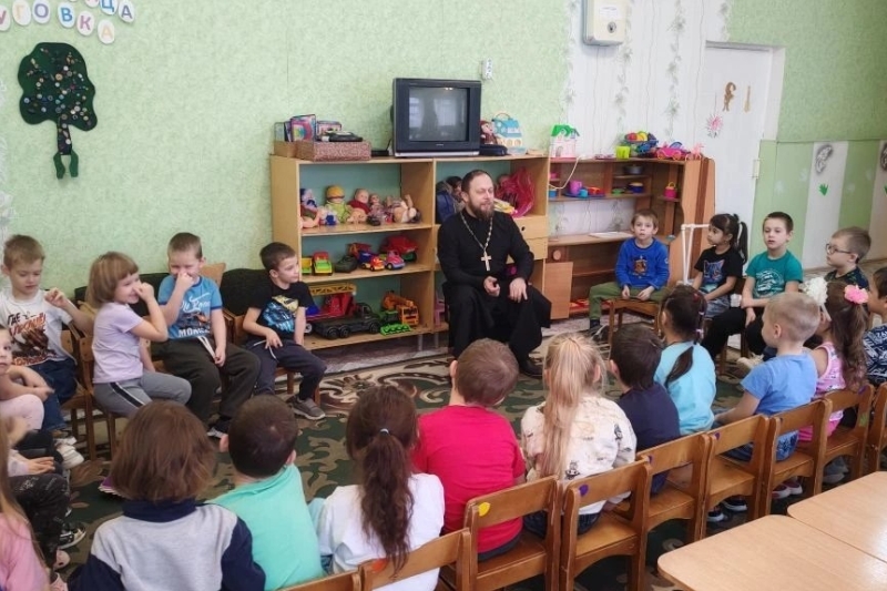 Клирик Павловского благочиния провел просветительскую беседу с воспитанниками Воронцовского детского сада