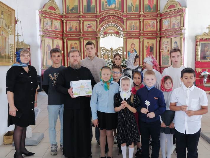 Покровский храм слободы Шапошниковка посетили участники акции «Белый цветок»