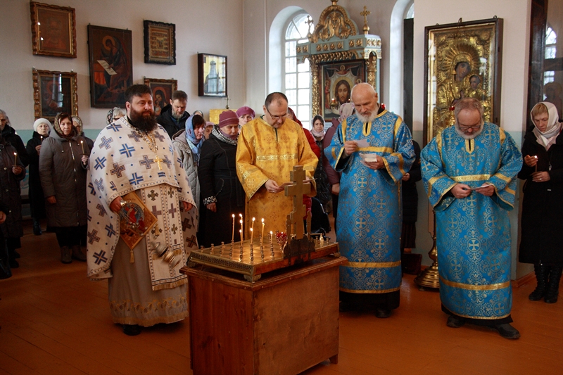  В Казанском храме п. Каменка благочинный отслужил панихиду по погибшим в результате дорожно-транспортных происшествий