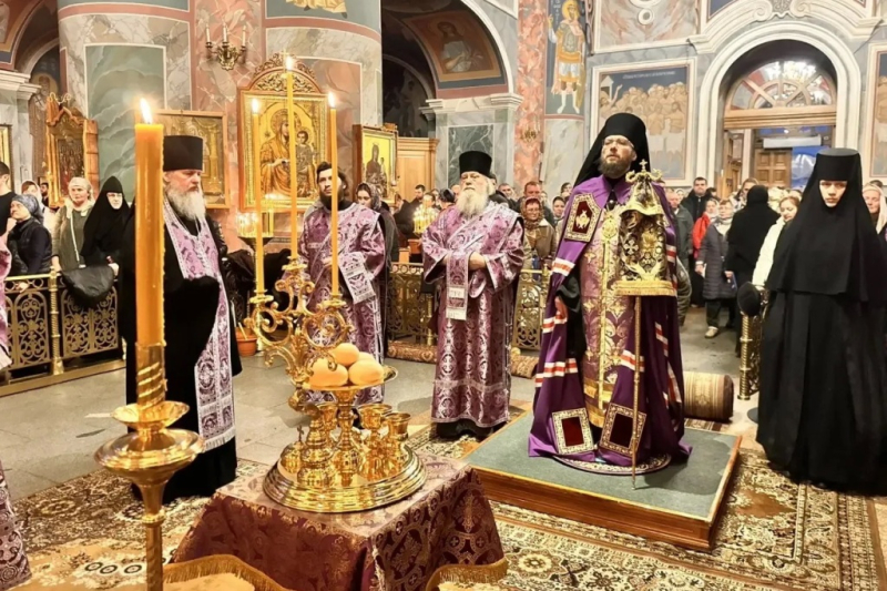 В канун Недели Крестопоклонной Преосвященнейший епископ Дионисий совершил всенощное бдение с чином выноса Креста в Свято-Троицком соборе Серафимо-Дивеевского монастыря