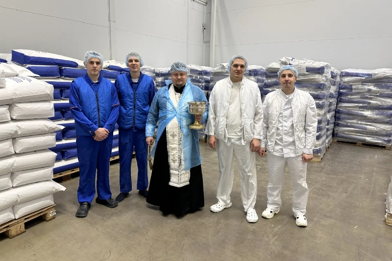 Благочинный Калачеевского церковного округа поздравил сотрудников различных предприятий района с Богоявлением