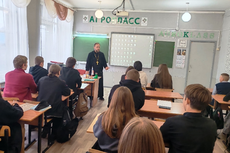 Священник в Павловском благочинии провел беседу со старшеклассниками