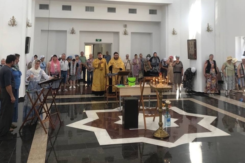 В праздник Рождества пророка Божия Иоанна Предтечи в храме Всемилостивого Спаса совершили молебное пение