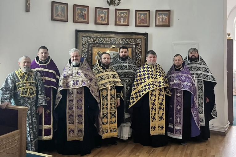 Соборная литургия в Казанском храме города Павловска