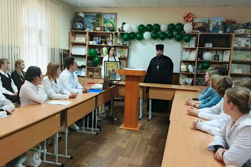 Иерей Андрей Рыбак встретился со студентами Острогожского медицинского колледжа