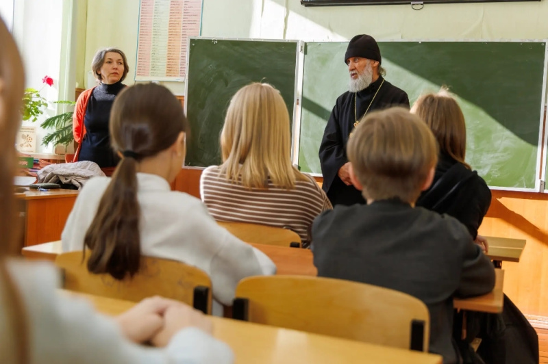 Чистота речи и Великий пост: клирик Калачеевского благочиния побеседовал с учениками гимназии № 1 города Калач