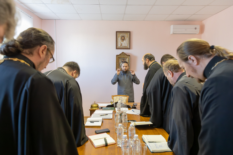 Преосвященнейший Дионисий, епископ Россошанский и Острогожский, возглавил работу Епархиального совета Россошанской епархии