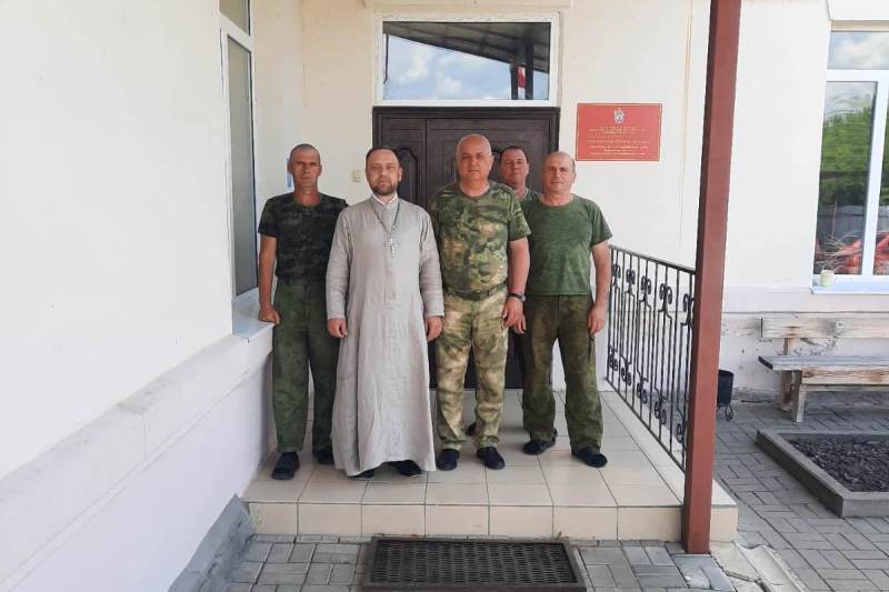 Священнослужитель встретился с сотрудниками МЧС в селе Писаревка