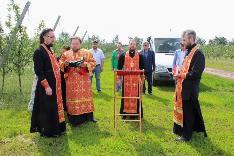 Преосвященнейший епископ Дионисий посетил плодопитомник "Острогожский" и Никольский храм поселка Центральное отделение совхоза "Острогожский"