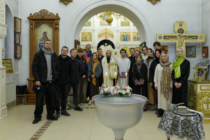 Преосвященнейший Дионисий, епископ Россошанский и Острогожский, совершил Таинство Крещения над членом съемочной группы к/ф «Исповедь»