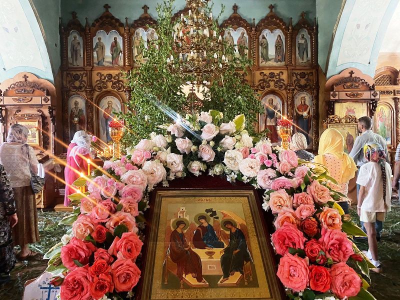 В храмах Павловского благочиния совершались праздничные богослужения в день Святой Троицы.