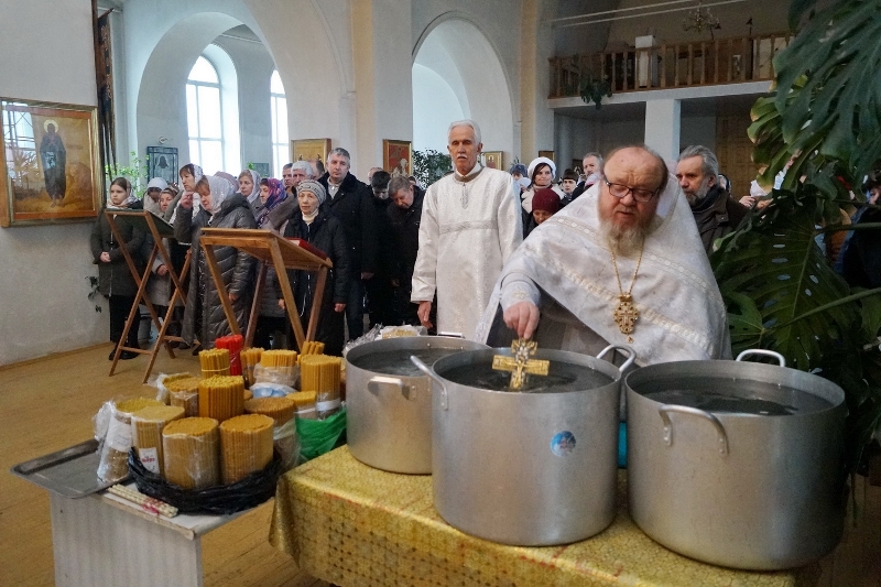 В Свято-Митрофановском храме села Верхний молитвенно отметили праздник Сретения Господня