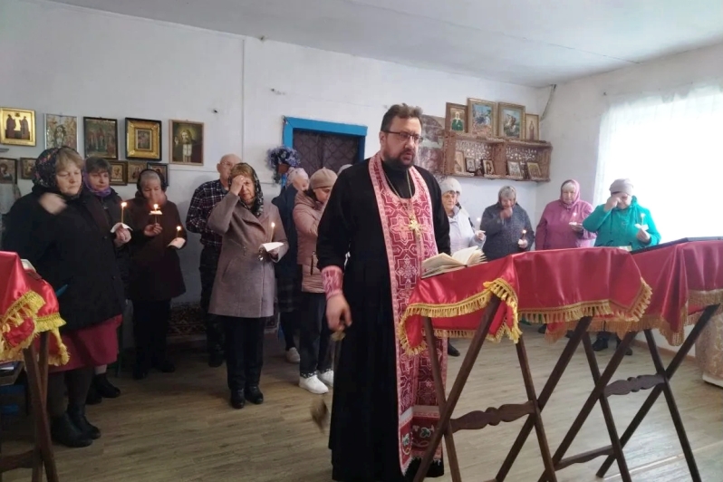Священник совершил панихиды в селах Богучарского района