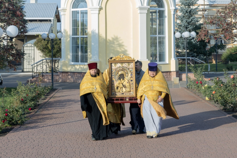 Пресвятая Богородице, моли Бога о нас!