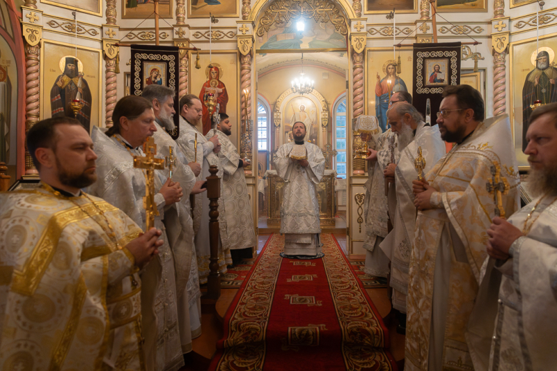 Епископ Дионисий возглавил торжественное богослужение в храме Архистратига Божия Михаила города Острогожска