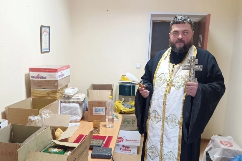 Настоятель храма Святой Живоначальной Троицы села Новомеловатка освятил гуманитарный груз для участников специальной военной операции