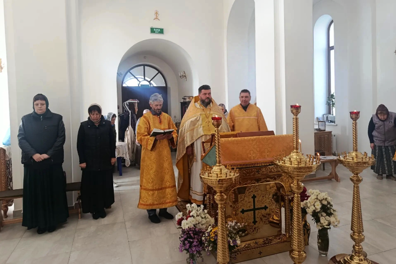 В храме Святой Живоначальной Троицы села Новомеловатка состоялся благодарственный молебен: жители вознесли молитву о благодеяниях Божиих