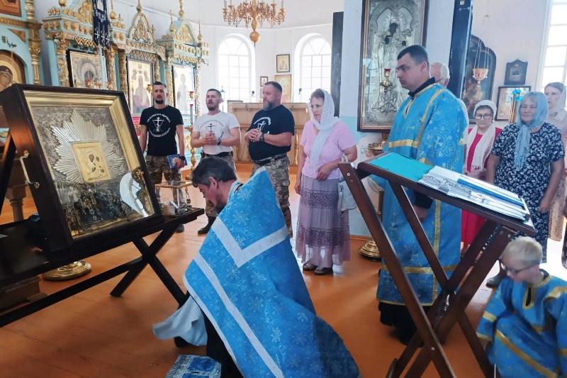 Казачий крестный ход с иконой «Избавительница от бед» посетил поселок Каменка