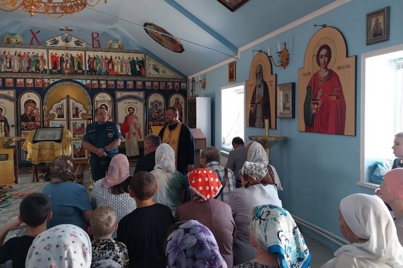 Храм Рождества города Россошь посетил сотрудник надзорных органов
