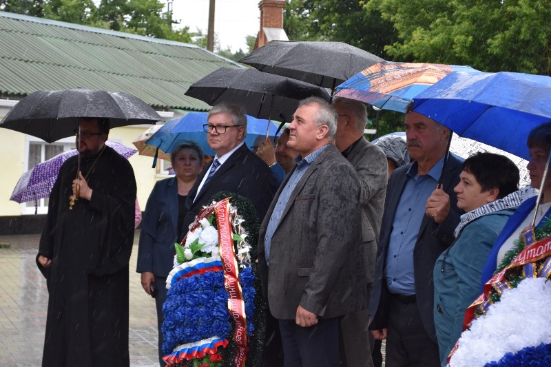 В селе Петропавловка состоялось возложение к мемориалу павших воинов, приуроченное ко Дню памяти и скорби