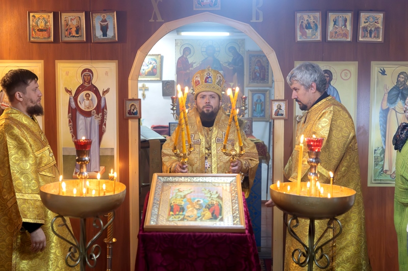 В Покровском храме села Поповка совершена архиерейская Божественная литургия